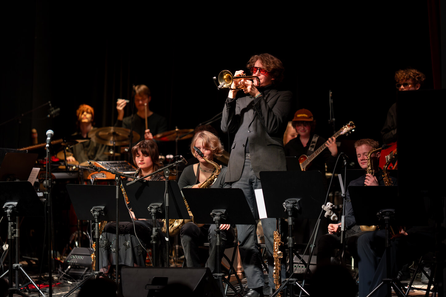 Zu sehen sind Musiker und Musikerinnen des LArge Jazz Ensembles