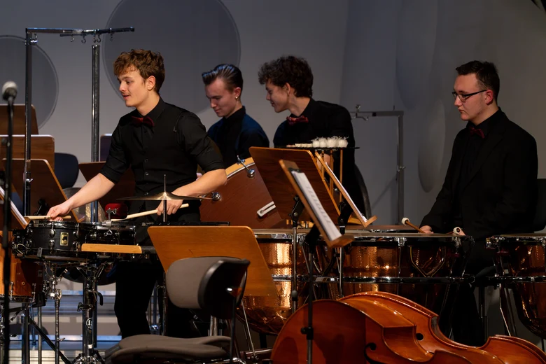 Junge Männer spielen im Orchester Schlagwerk